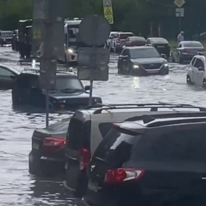 Пешеходы – вплавь, машины – по капот в воде. Как Александров пережил наводнение