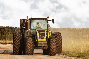 Во Владимире 29-летний стажер фермы угнал трактор и врезался в стену