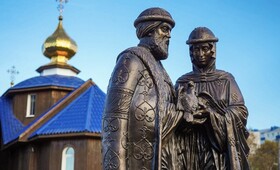 На Сахалине появился памятник муромским Петру и Февронии