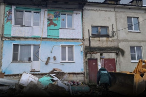 В селе под Камешково дом с рухнувшими балконами отказались признавать аварийным