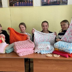 Суздальские школьники связали вещи для крошечных детей