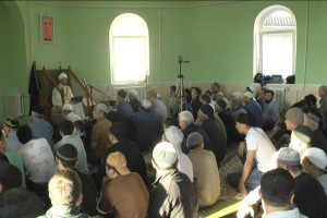 Во Владимире 3 тыс. мусульман собрались у мечети в Добром на Ураза-байрам