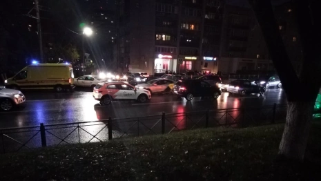 Во Владимире легковушка влетела в столб