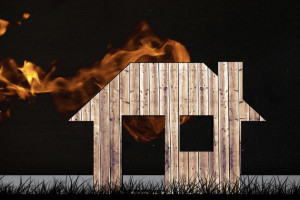 В Юрьев-Польском мощный пожар охватил частный дом ранним утром