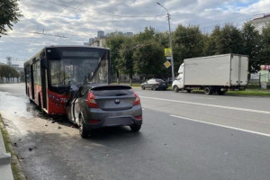 Во Владимире водитель иномарки попал в больницу после столкновения с автобусом