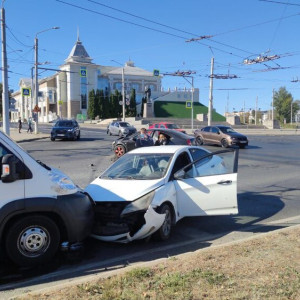 Во Владимире иномарка влетела в рейсовый автобус после столкновения с другим авто
