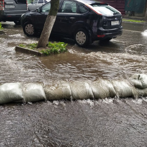 У владимирского центра современной культуры «Флигель» сделали дамбу из мешков