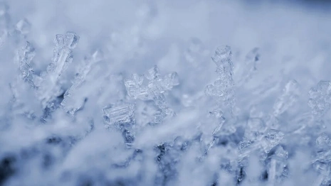 Во Владимирской области лед упал с крыши и разбил голову школьнику