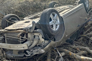 Во Владимирской области иномарка съехала в кювет и перевернулась