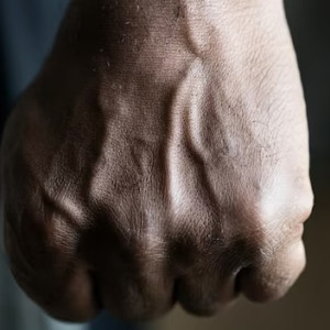 Жителя Александрова осудили на 2 года за избиение матери бабушки ради денег