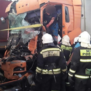 Во Владимирской области пострадавшего на трассе М-7 дальнобойщика деблокировали спасатели