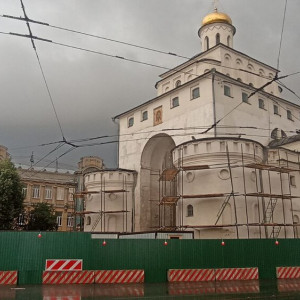Во Владимире у Золотых ворот поставили строительные леса
