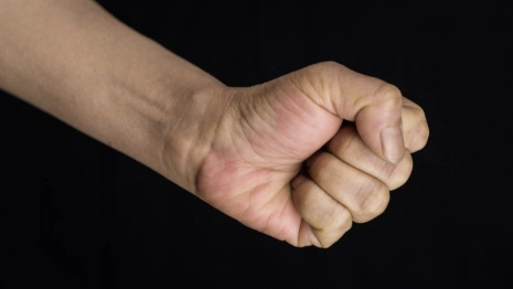 Во Владимире таджик сломал челюсть посетителю кафе