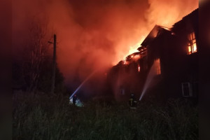 Мощный пожар охватил двухэтажный дом во Владимирской области