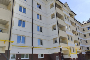 Семью с инвалидом-колясочником из Покрова на 9 лет оставили в аварийном доме