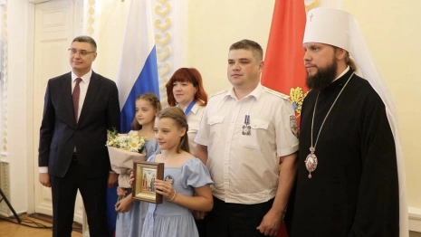 Многодетную семью полицейских из Камешковского района наградили почетным знаком