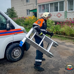 Во Владимирской области спасатели через окно проникли в квартиру попавшей в ловушку женщины