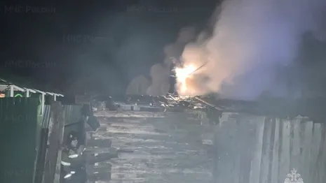 Во Владимирской области 15 спасателей отправились тушить горящий частный дом