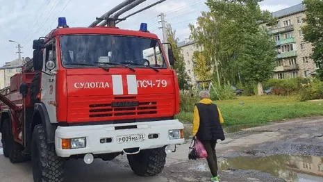 Спасатели эвакуировали 11 человек из горящего дома во Владимирской области 
