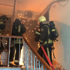 Пожар в пятиэтажке в Коврове тушили 20 спасателей