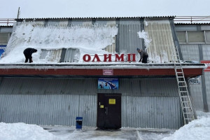 В Красной Горбатке над крышей детского спортивного центра повисли сосульки