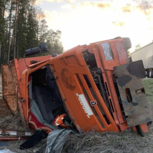 Во Владимирской области КамАЗ разворотило после аварии