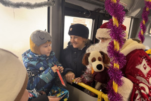 Во Владимире полицейские прокатили детей на новогоднем автобусе