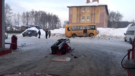 В Петушках школьный автобус въехал в АЗС