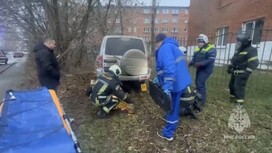 Во Владимире угодившая под колеса авто пешеход застряла под машиной