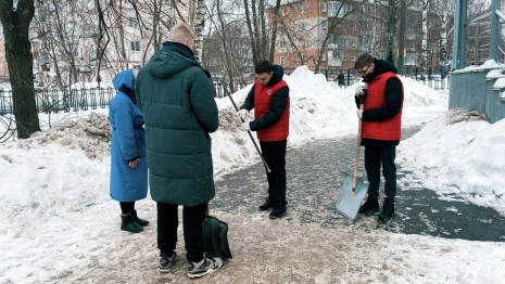 Во Владимире волонтеры помогли расчистить от снега территорию горбольницы