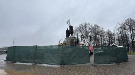 Во Владимире у памятника Князю Владимиру отполировали гранитные плиты
