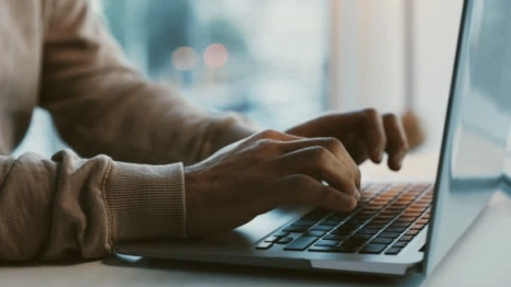 Вязниковец развел 42-летнюю жительницу Владимира по переписке в Интернете