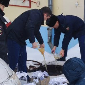 В Суздале уничтожили 150 бутылок нелегальной медовухи