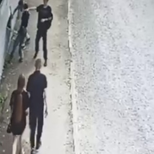 В Коврове вандалы в третий раз разгромили забор на Октябрьской