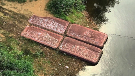 «Река не грязная, она шоколадная». На берегу Клязьмы появились огромные плитки «Бабаевского» 