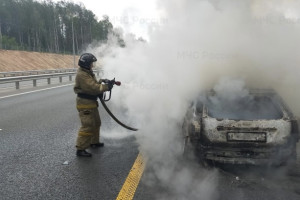 Во Владимирской области на платнике М-12 загорелась машина