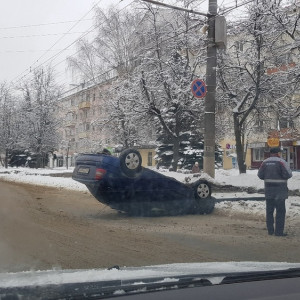 Во Владимире автомобиль влетел в столб и перевернулся  