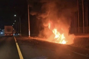 Во Владимирской области на трассе М-12 иномарка улетела в кювет и загорелась