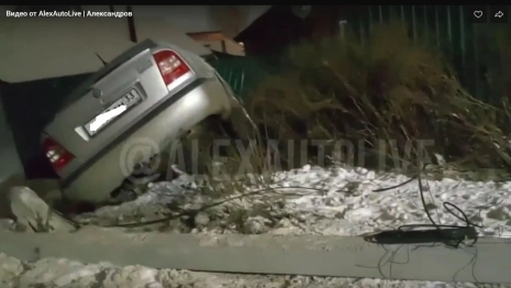 В Александрове Skoda снесла столб и протаранила забор 