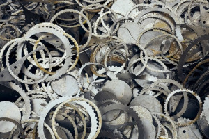 На заводе в Гусь-Хрустальном на подростка упал лом: ребенка увезли в реанимацию