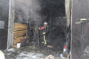 Во Владимире огонь охватил гараж с грузовиком внутри