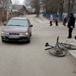 Во Владимире автомобилист сбил курьера «Самокат» на велосипеде