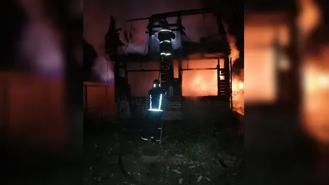 В Александровском районе в СНТ загорелся дачный дом