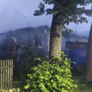 Во Владимирской области ночной пожар охватил сразу два дома