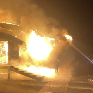 В Александровском районе мощный пожар охватил дачу в коттеджном поселке