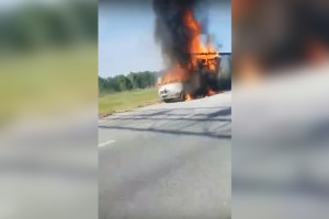 Владимирские автомобилисты сняли на видео охваченную огнем «Газель»