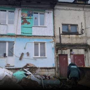 В селе под Камешково дом с рухнувшими балконами отказались признавать аварийным