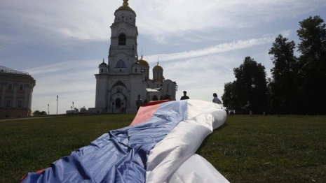 В центре Владимира растянули большой флаг России