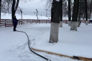 Власти Владимира показали заливку катка в парке имени Пушкина