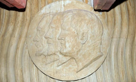 Под потолком Дома Радио нашли барельеф — портрет архитекторов здания